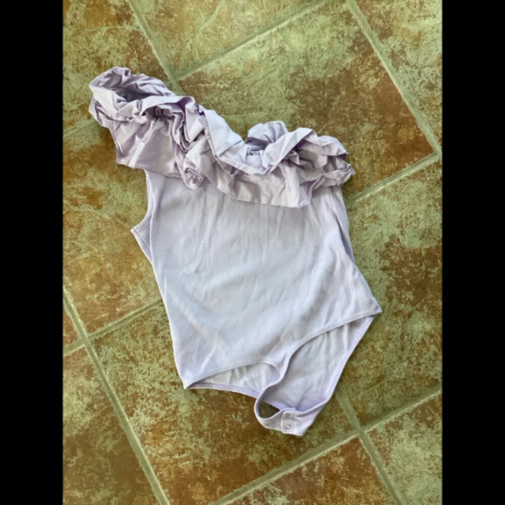 Like New Express Lilac Ribbed and Ruffled One Shoulder Bodysuit L Large - Picture 3 of 3